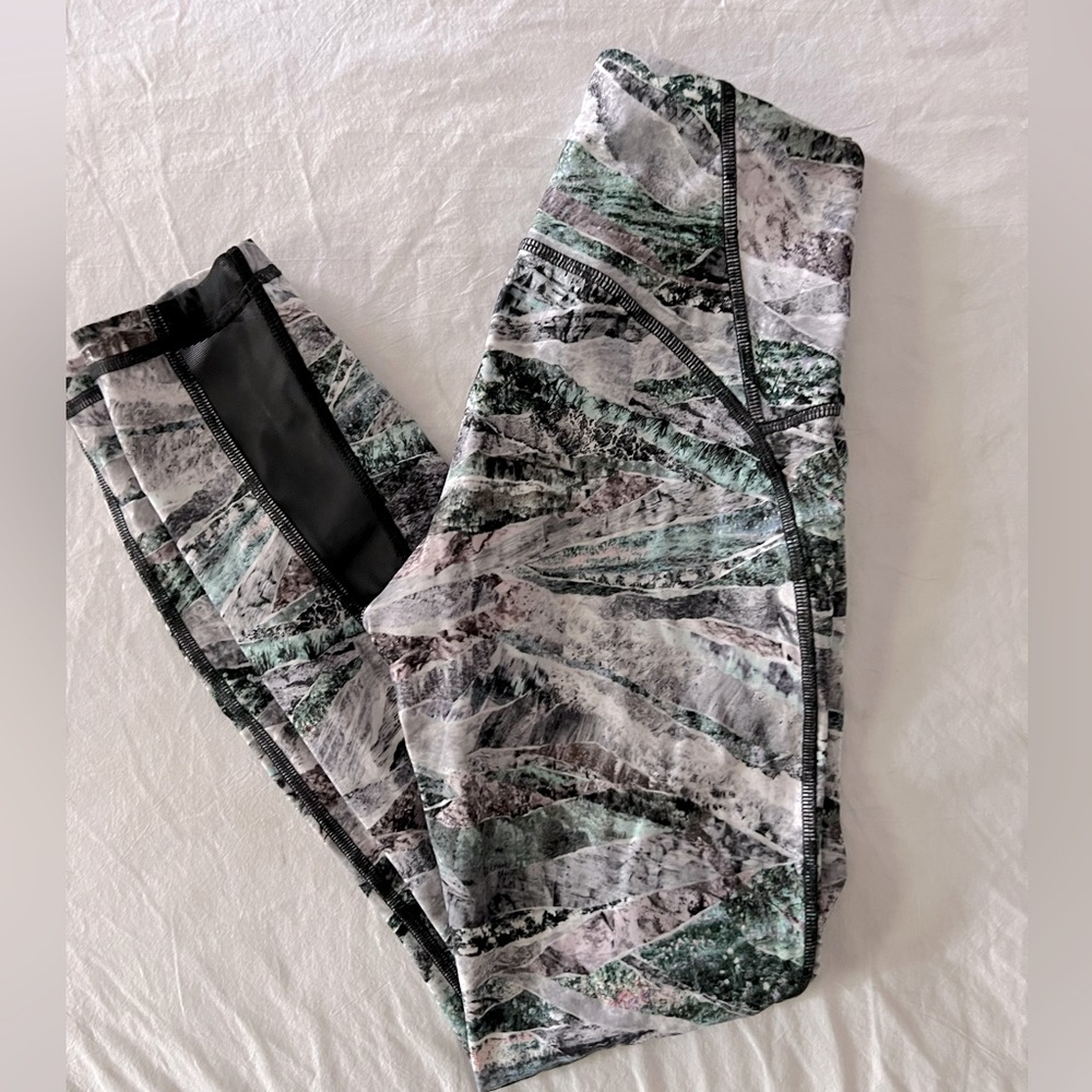 LULULEMON Train Times Legging size 4. Excellent Used Condition